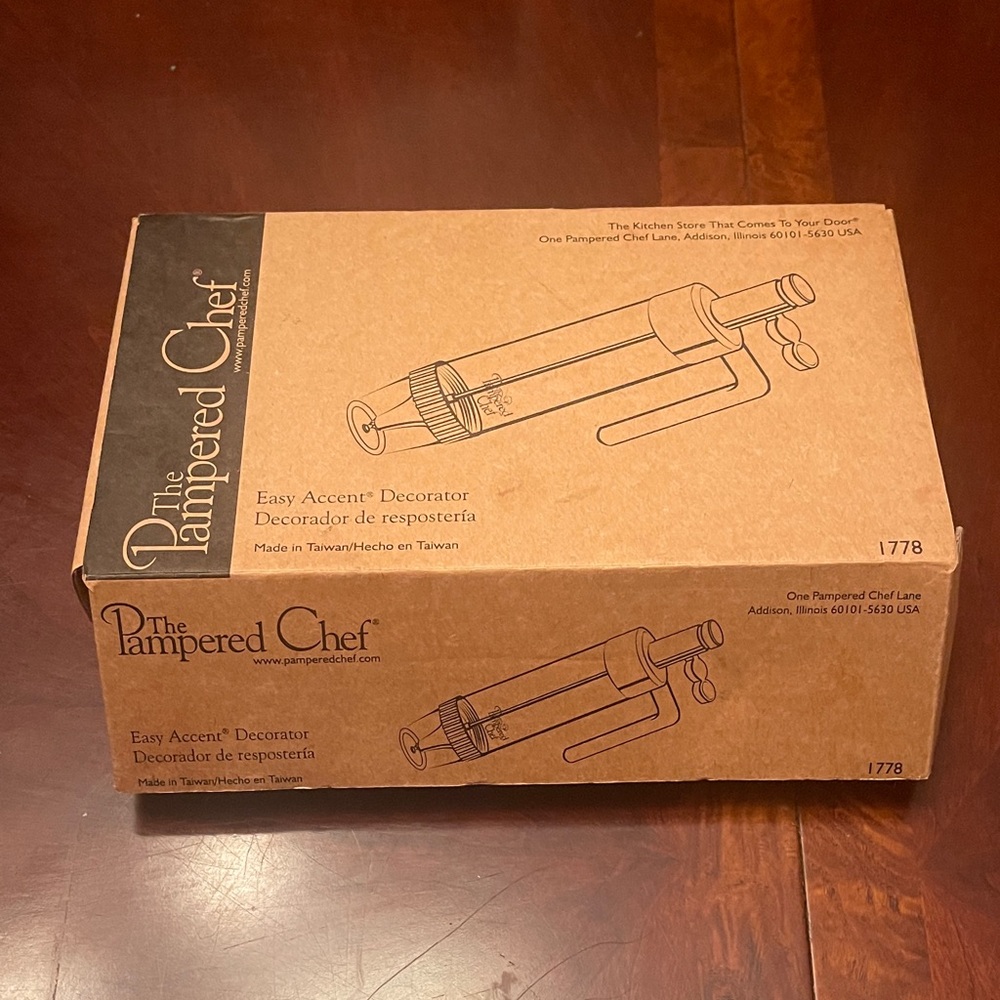 The Pampered Chef Easy Accent Decorator in Brown Box
